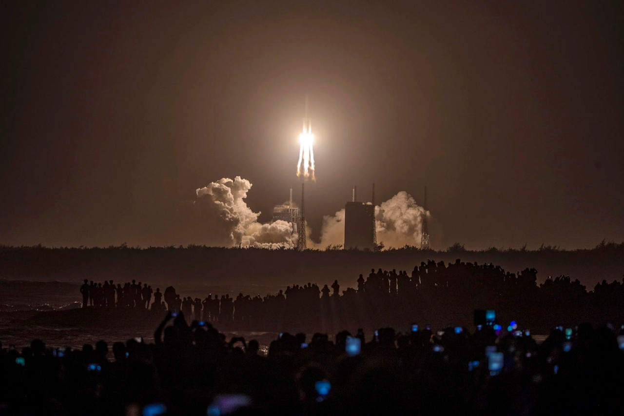 Il lancio di un razzo cinese Lunga Marcia C-5 nel 2021 (Ansa)