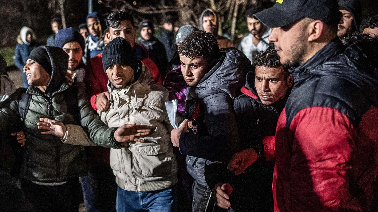 Via Cagni, alt a ressa e code notturne  Arriva la prenotazione per i migranti
