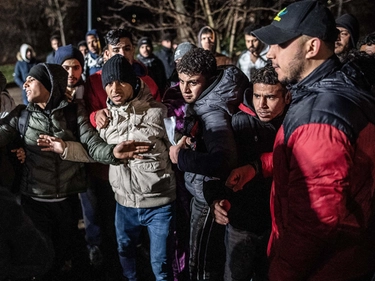Via Cagni, alt a ressa e code notturne: arriva la prenotazione per i migranti