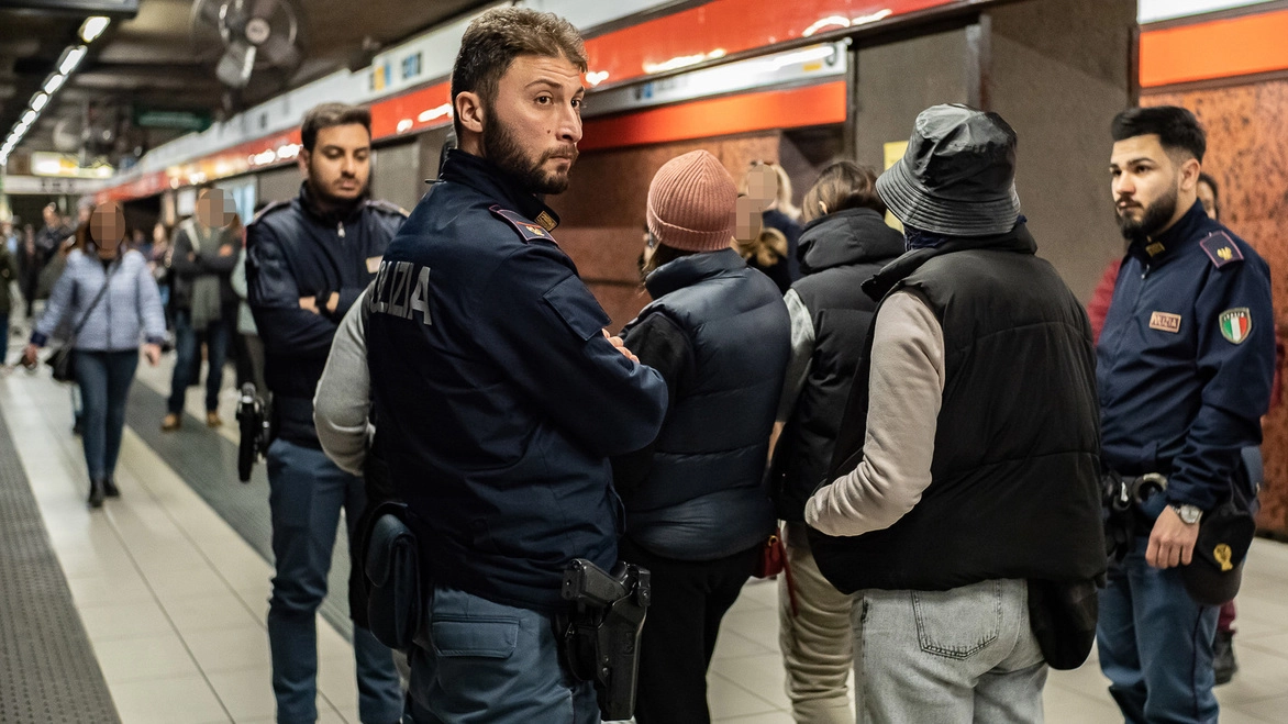 Controlli di polizia nella metropolitana di Milano (foto di repertorio)