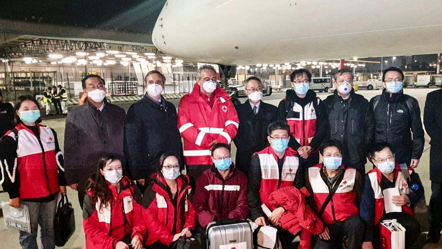 Medici cinesi partiti dalla linea del fronte di Wuhan