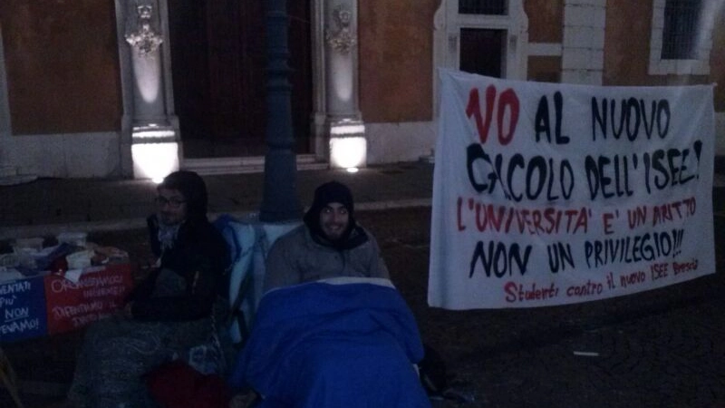 Studenti incatenati in piazza Mercato a  Brescia