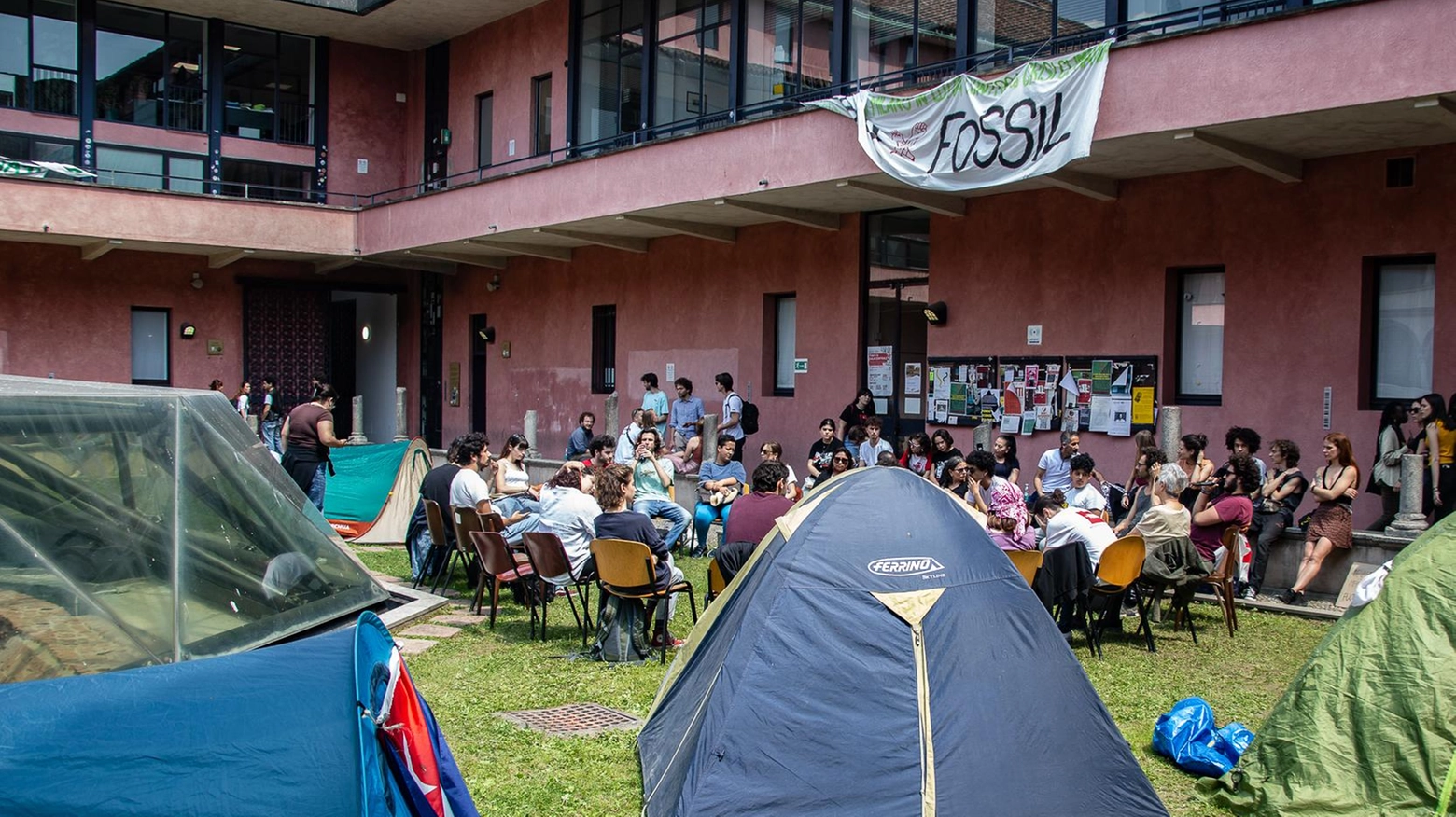 Anche gli ambientalisti protestano con le tende  "Basta combustibili, parliamo di crisi climatica"