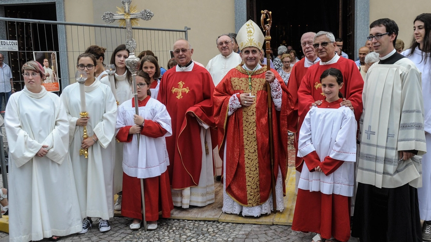 Monsignor Mario Delpini a Jerago con Orago (Newpress)