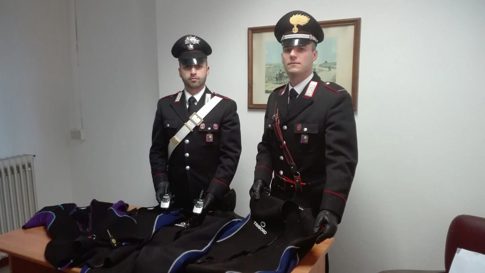 I carabinieri con le mute sequestrate