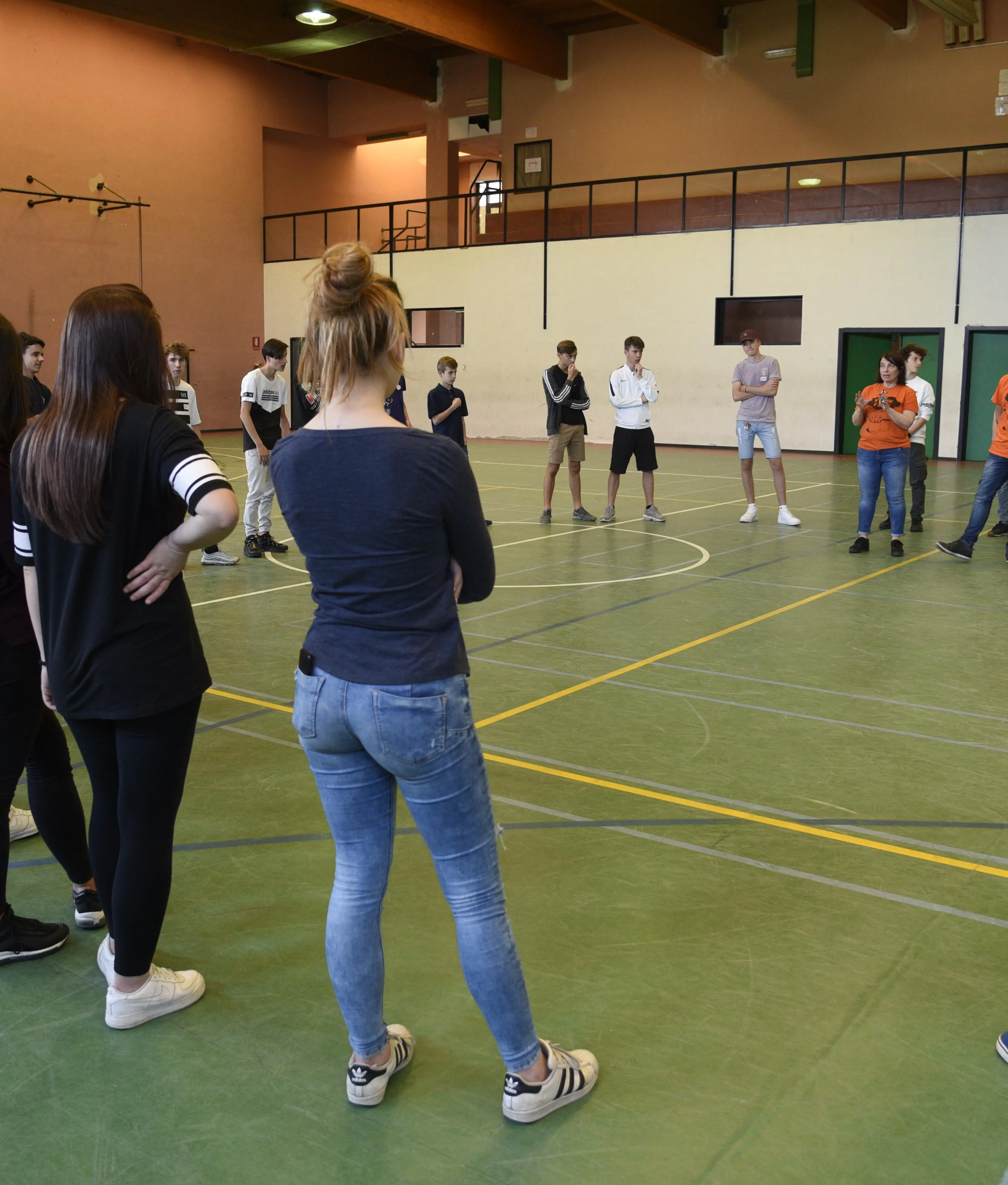 Si accascia a scuola, lo salva il professore