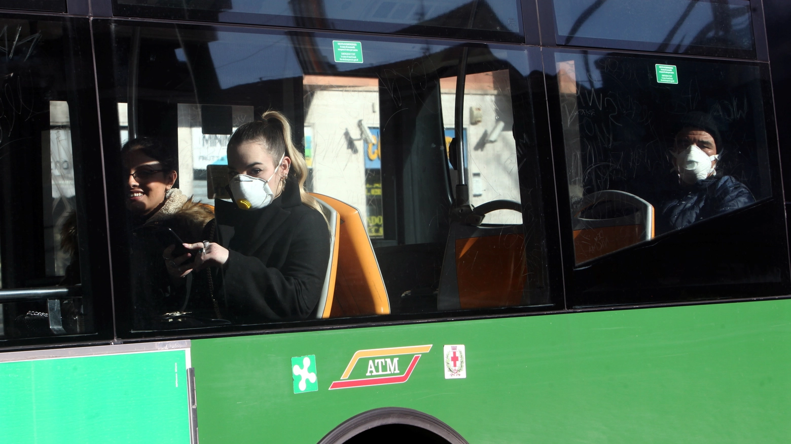 Milano, in autobus con la mascherina