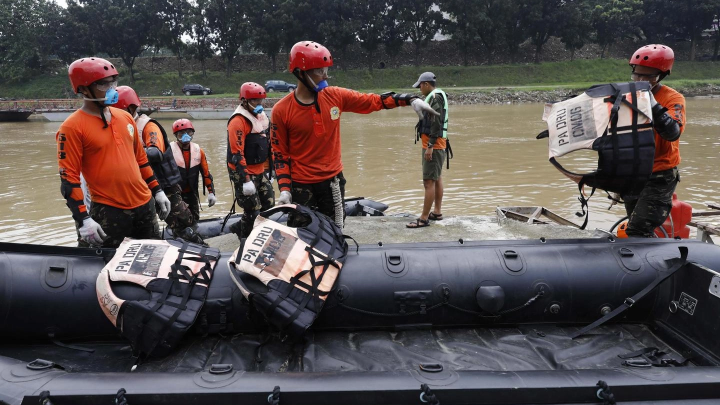 Esercitazioni di soccorso dell'esercito filippino (Ansa)