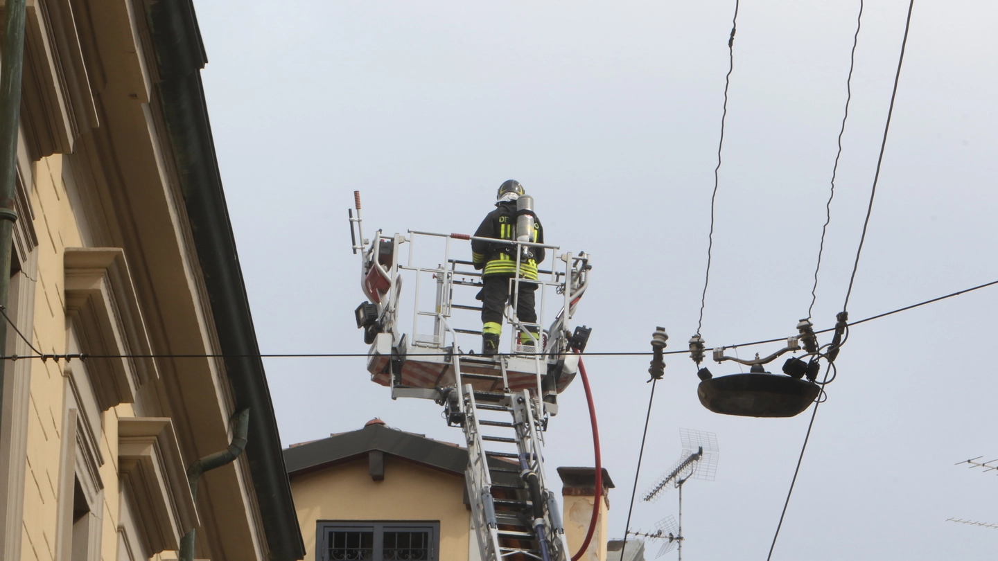 I vigili del fuoco in via della Spiga 