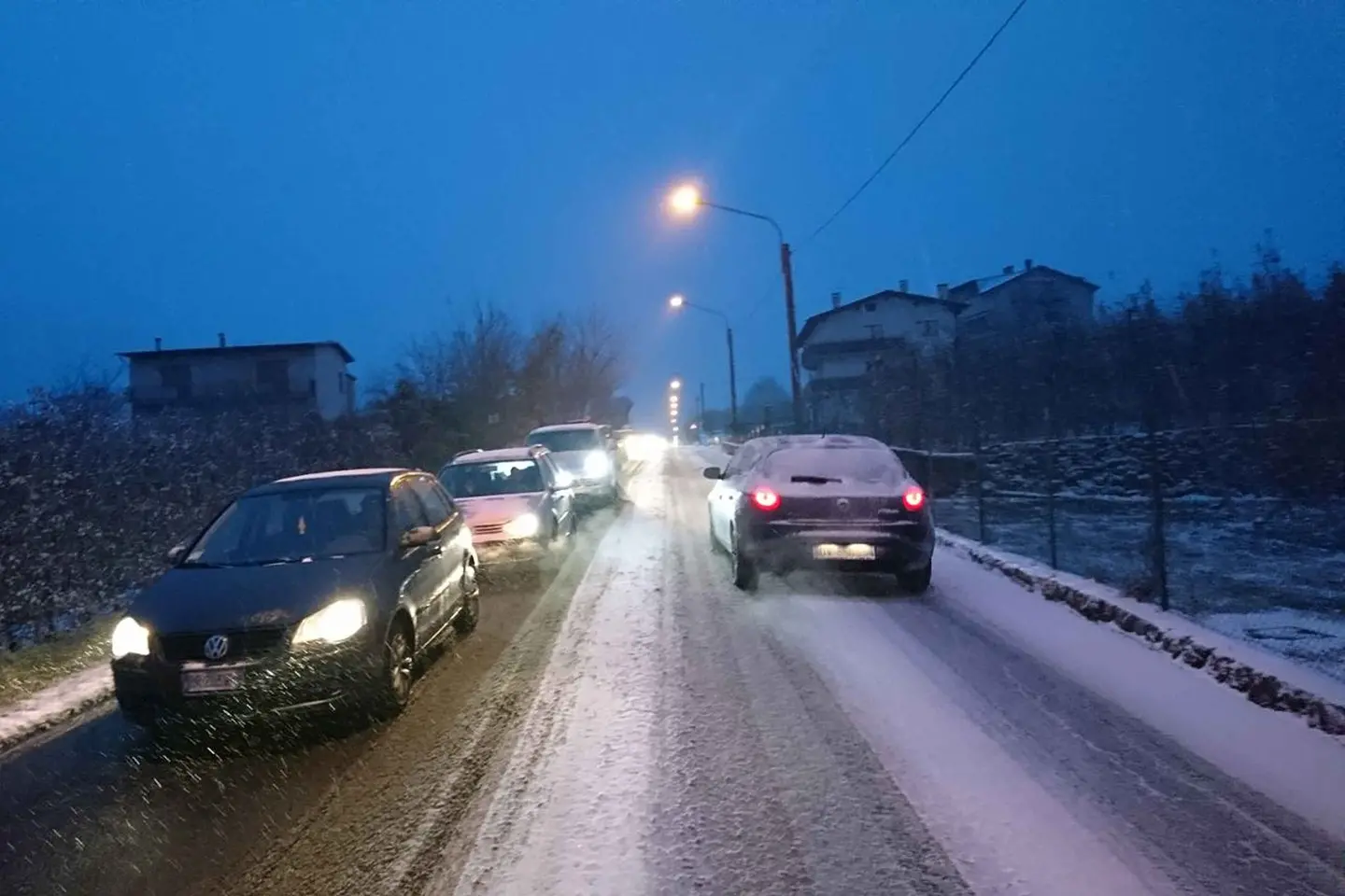 Maltempo, neve in Valtellina e Valchiavenna: disagi sulle strade