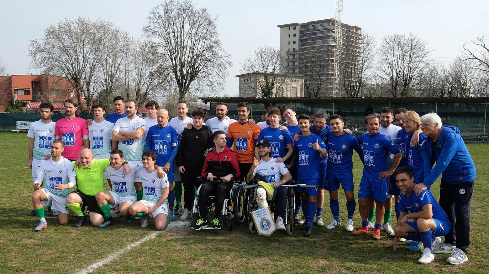 Una goleada di solidarietà Gli influencer battono i cantanti nella partita per La Meridiana Una goleada di solidarietà Gli influencer battono i cantanti nella partita per La Meridiana