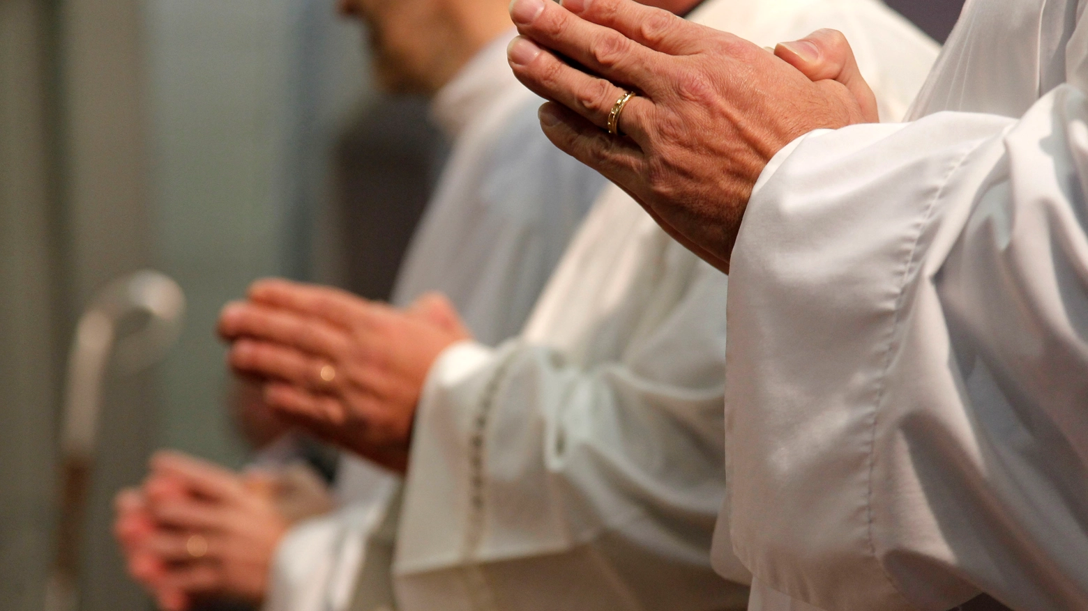 Anche il sindaco Robba alla cerimonia che ha commemorato l'affidamento del luogo di culto ai frati minori e francescani: "La loro presenza è fondamentale per la vita religiosa di tutto il paese" di Roberto Carena