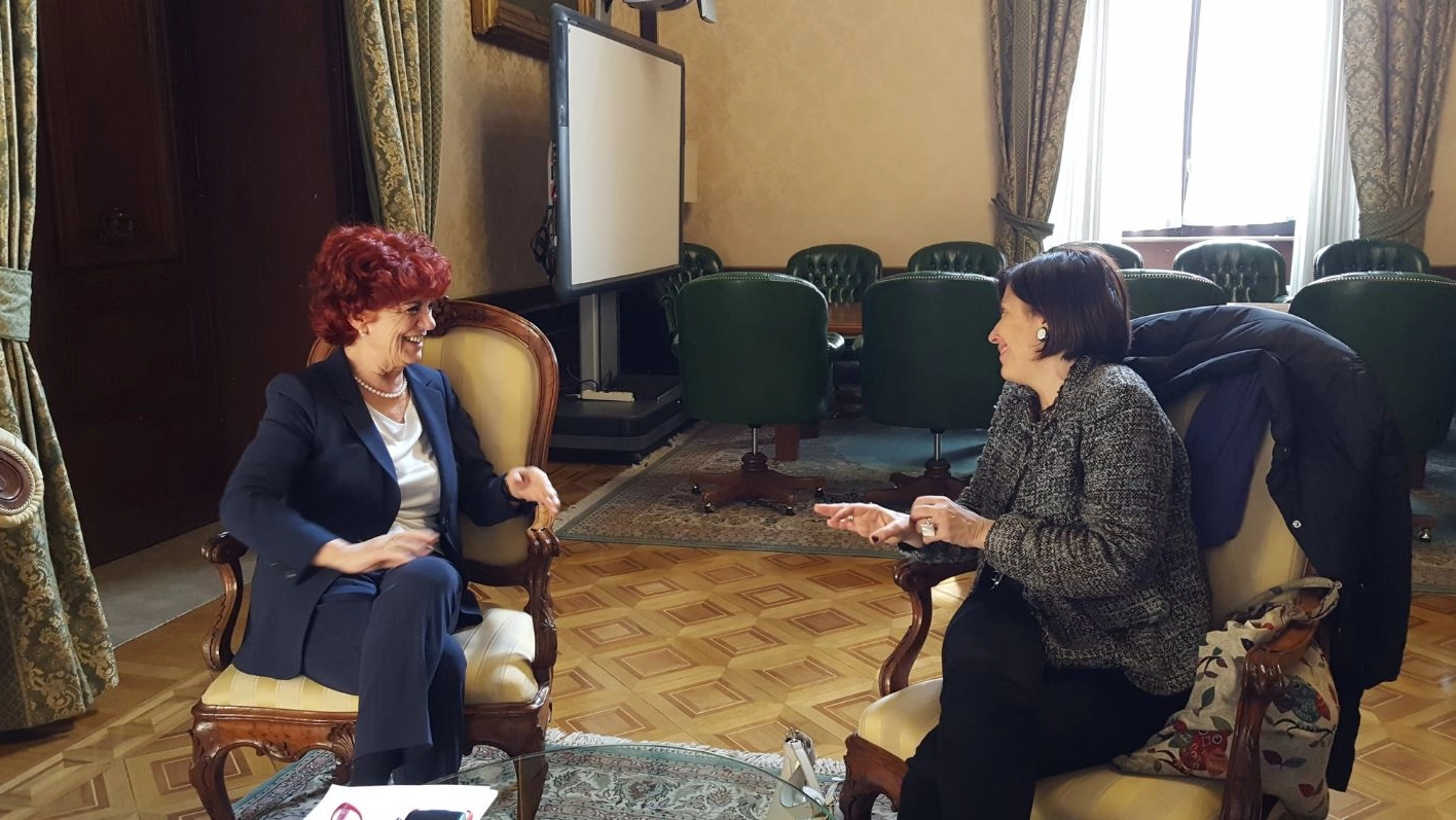 Il ministro Valeria Fedeli incontra la prof Lorella Carimali (Foto Twitter)