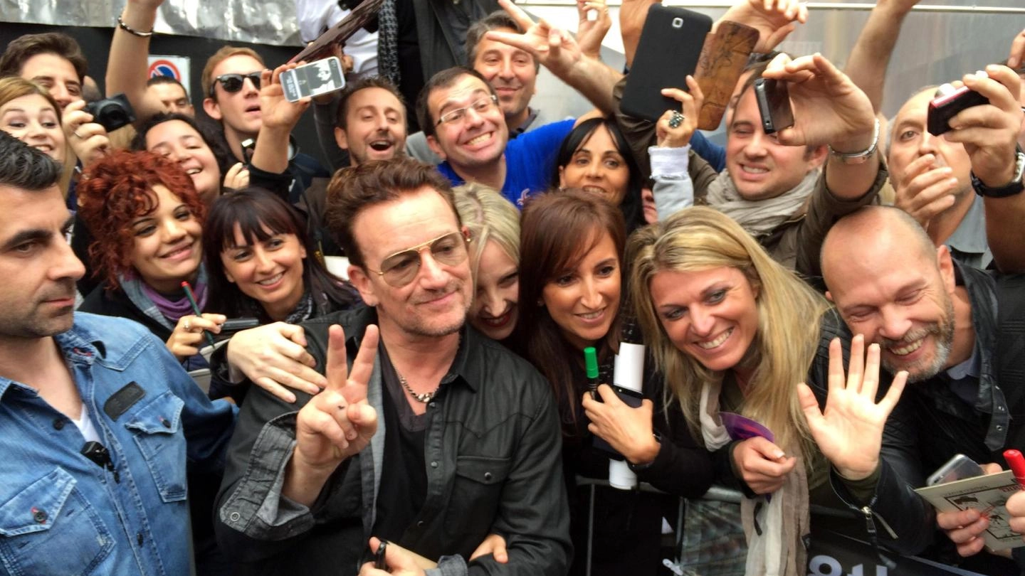 Bono Vox posa con i fan a Milano, davanti agli studi Rai