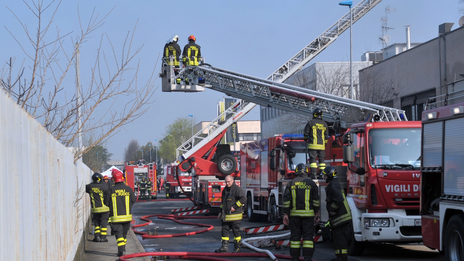 I vigili del fuoco intervenuti per l'incendio a San Donato