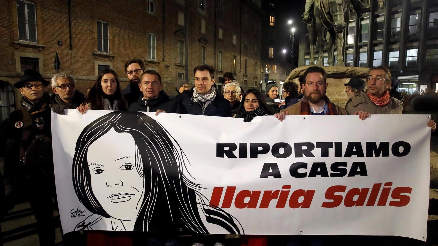 Presidio di solidarietà a Ilaria Salis tra striscioni, slogan e “Bella Ciao“