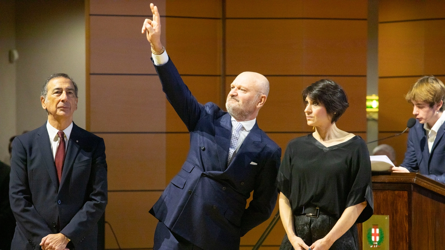 Andrea Pucci sul palco del teatro Dal Verme per ritirare l'Ambrogino d'Oro