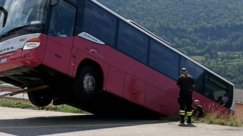 La rimozione del bus è durata diverse ore (foto di repertorio) La rimozione del bus è durata diverse ore (foto di repertorio)