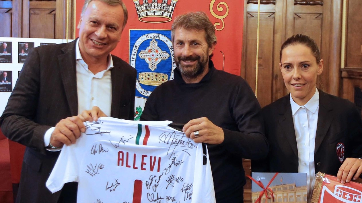 Il sindaco Dario Allevi con l'allenatore del Milan femminile, Maurizio Ganz