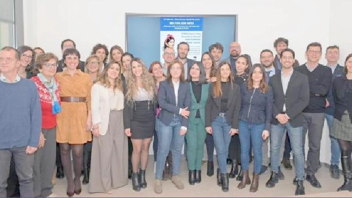 Pavia, la funzionaria della Provincia: solo per fare l’operaio in un caseificio arrivati 200 curriculum. Ai colloqui si sono presentati dal disoccupato di 53 anni ai giovani stranieri a fine master