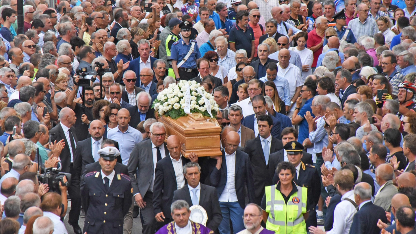 La folla ai funerali di Felice Gimondi