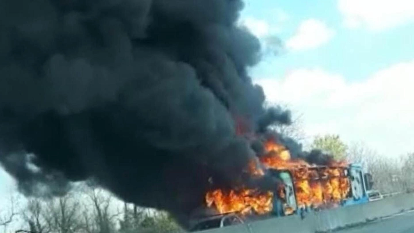  Il bus in fiamme (Facebook Marco Cella / Ansa)