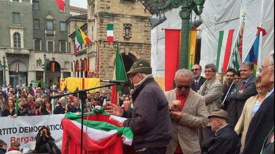 Il partigiano Giuseppe Giupponi parla da un palco a Bergamo (foto Twitter Antonio Misiani)
