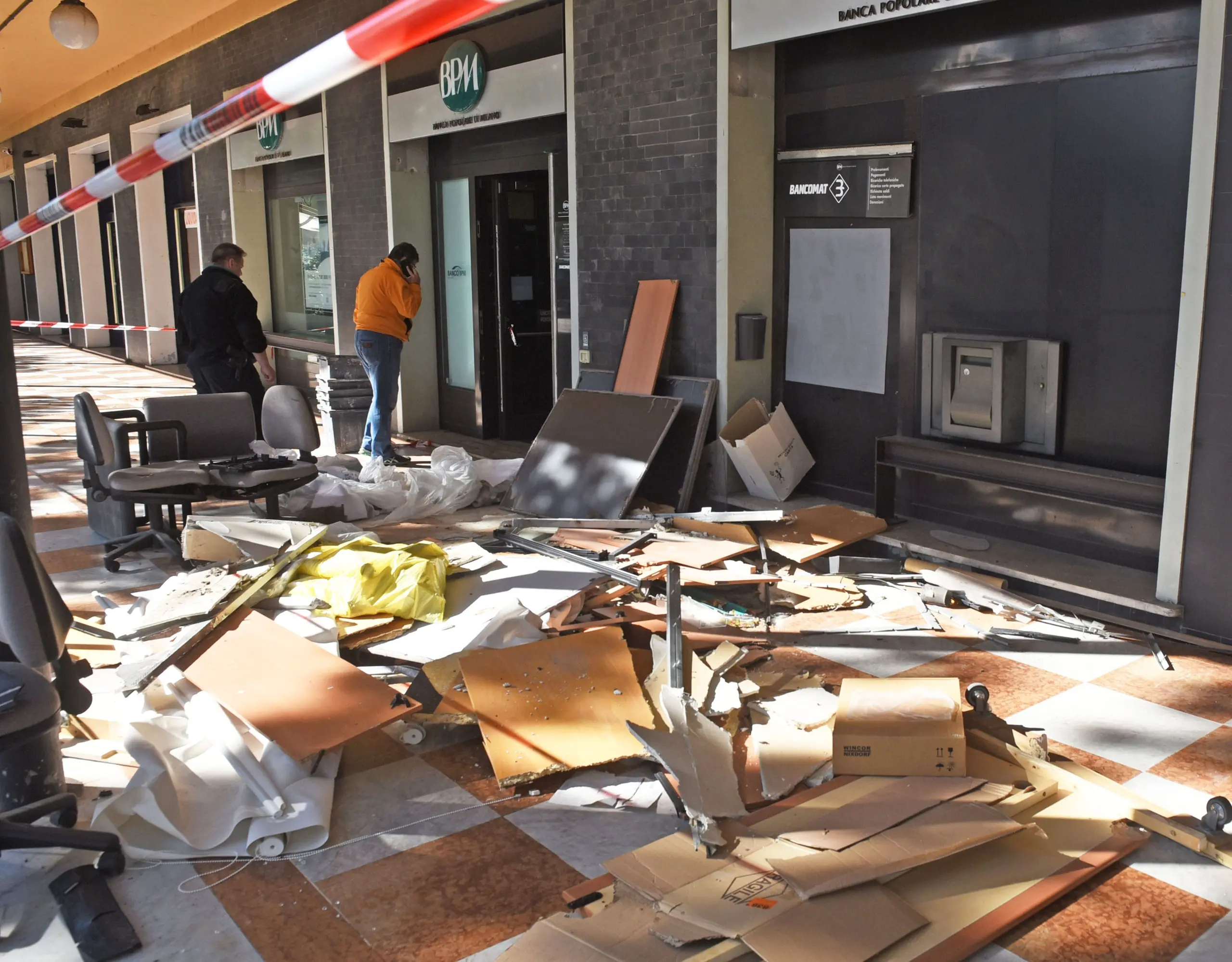 Boato nella notte a Dalmine: sventrato bancomat, danni a sede banca