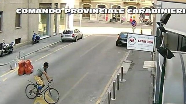 Un’immagine diffusa dai carabinieri, la bici fu riconosciuta dalle vittime per il particolare parafango rialzato della ruota posteriore 