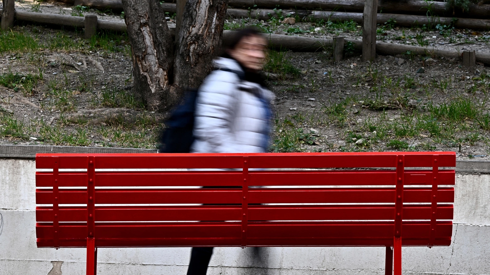 Una panchina rossa, simbolo della lotta alla violenza contro le donne