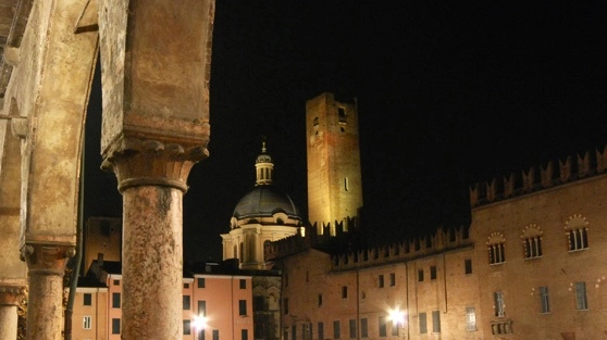 Piazza Sordello di Mantova in notturna