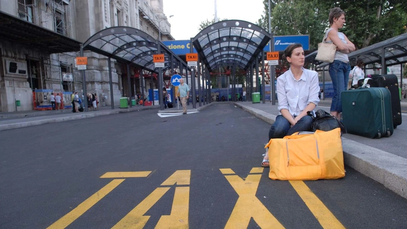 L'attesa taxi in Stazione Centrale (Fotogramma)