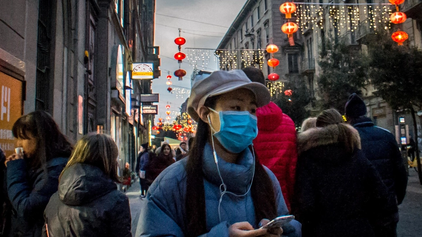 Le mascherine precauzionali sono spuntate anche nelle strade di Milano