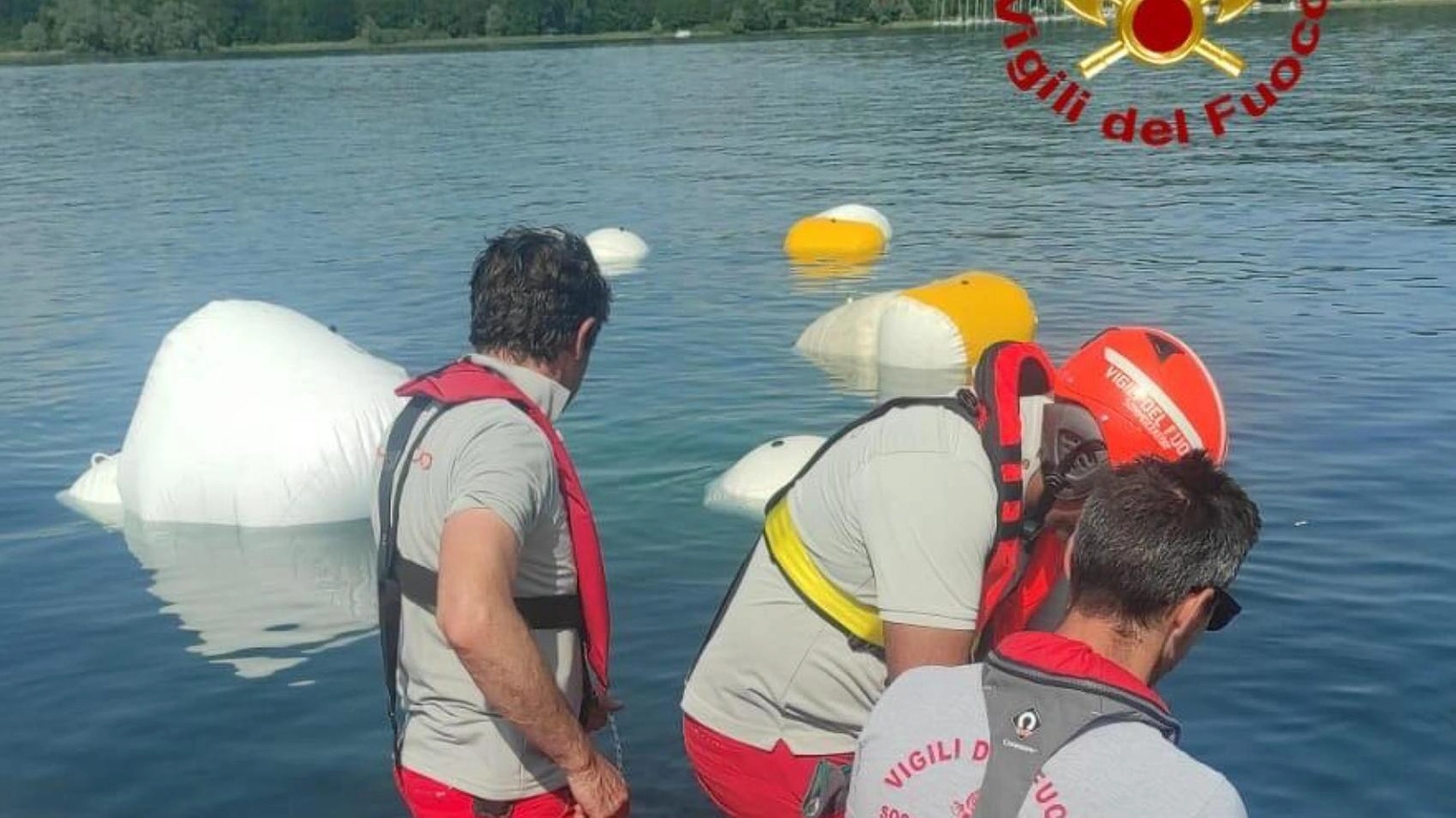 I quattro morti nel lago  Erano in 23 sulla barca  I corpi ripescati  a 16 metri di profondità