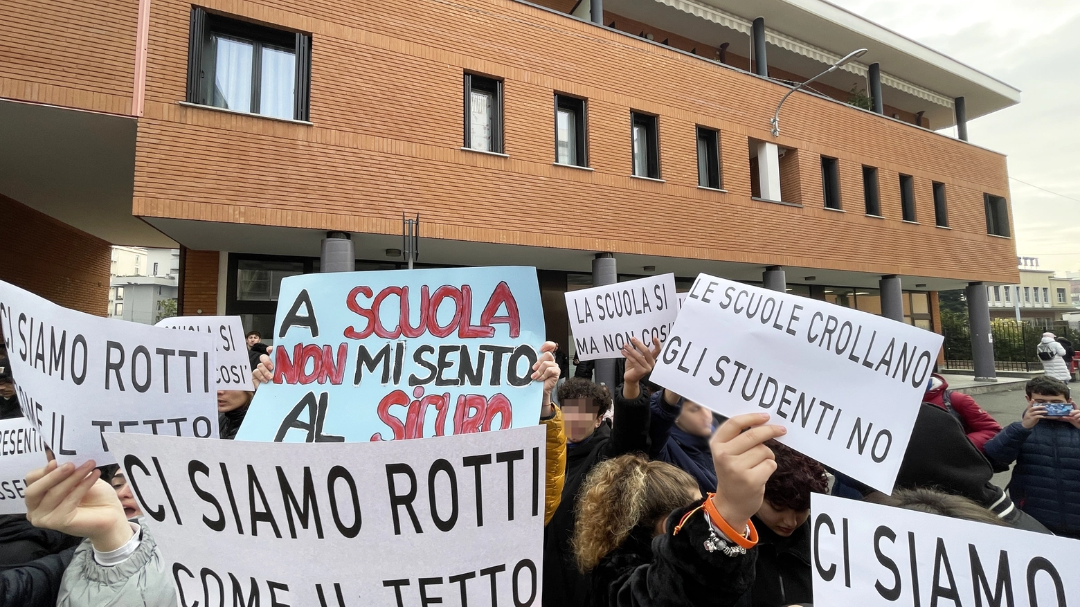 GALLARATE VARESE PROTESTA STUDENTI ISTITUTO FALCONE DI GALLARATE