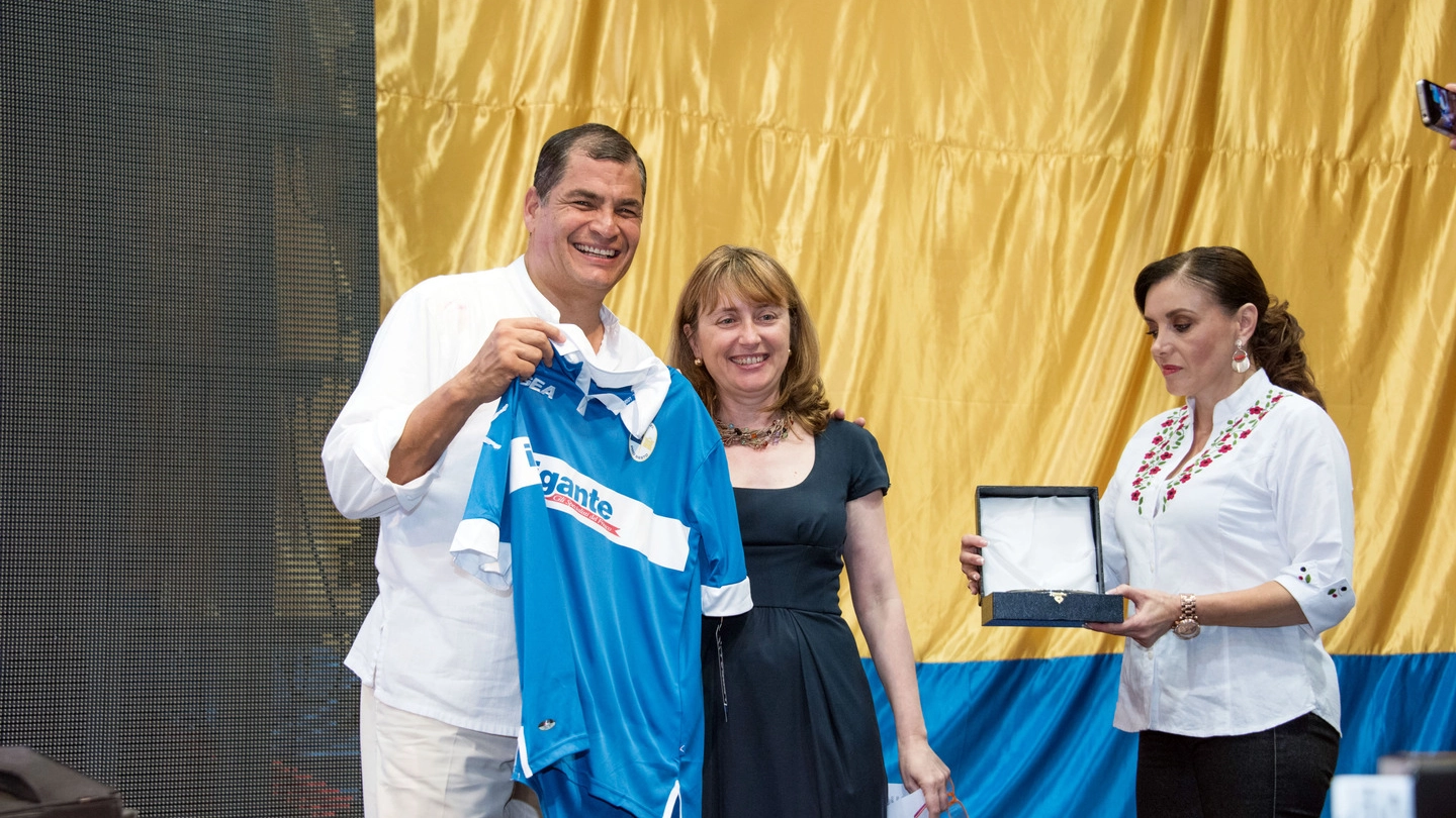 La maglietta della Pro Sesto donata a Correa in occasione della sua visita nel 2015