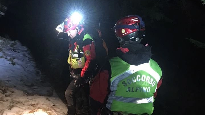 I tecnici del Soccorso alpuino durante una missione di salvataggio in notturna