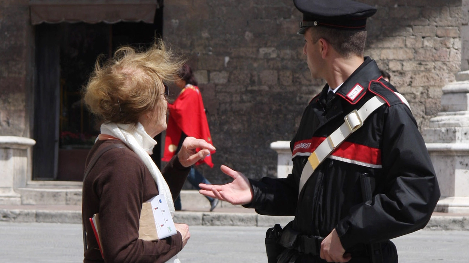 Anziana con un carabiniere