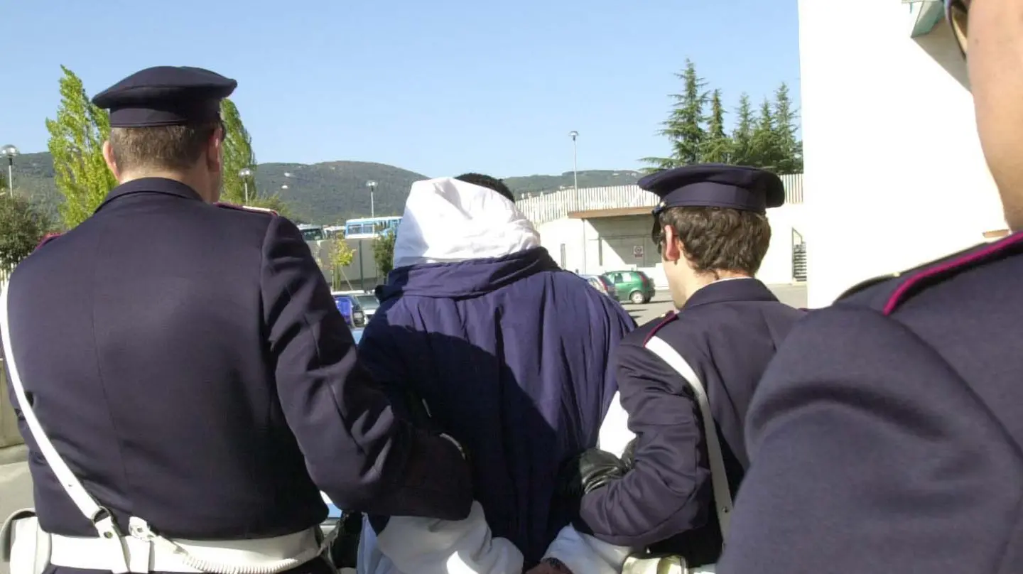 Nibionno, marocchino ricercato per rapina: a casa nascondeva monopattini rubati e droga