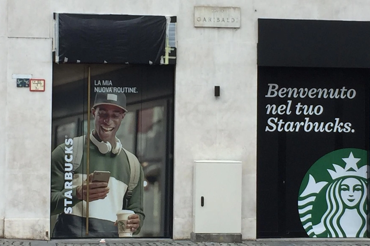 Strabucks in corso Garibaldi (Foto Facebook)