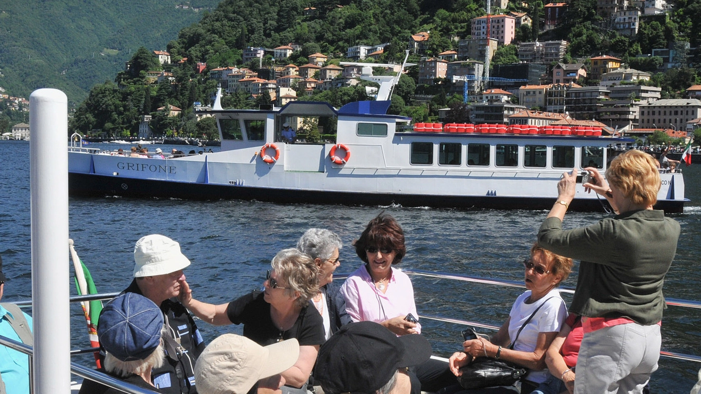 Turisti sul lago di Como