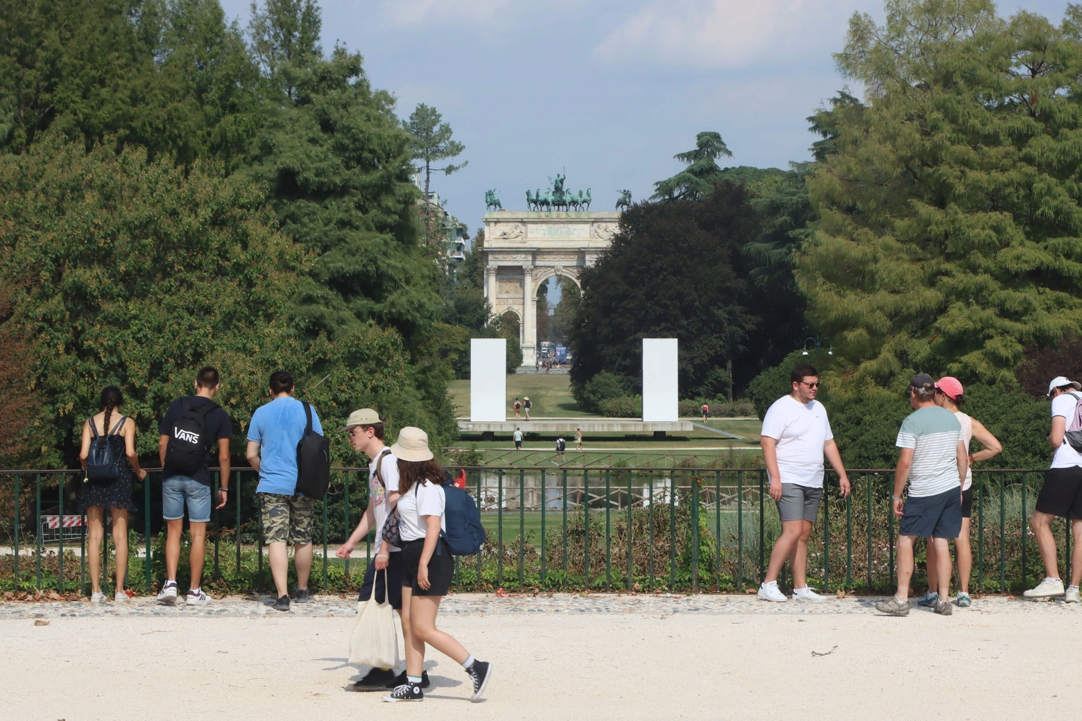 Turisti al Parco Sempione: sullo sfondo l'Arco della Pace