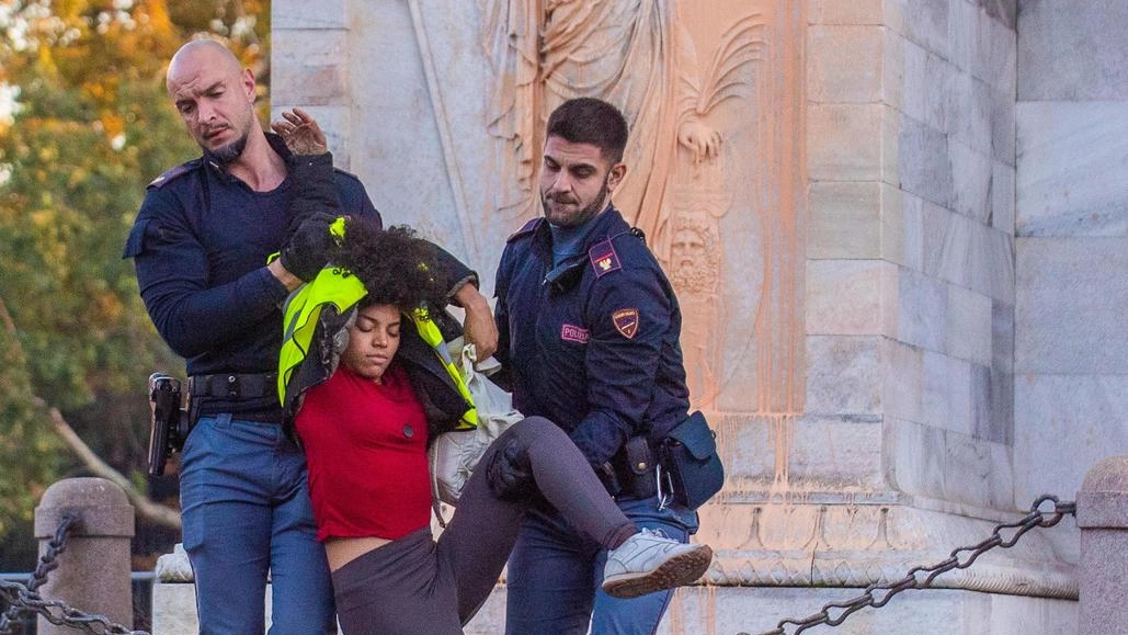 Il raid degli eco-vandali all’Arco. Le urla dei passanti: "Vergogna". Sopralluogo per valutare i danni Il raid degli eco-vandali all’Arco. Le urla dei passanti: "Vergogna". Sopralluogo per valutare i danni