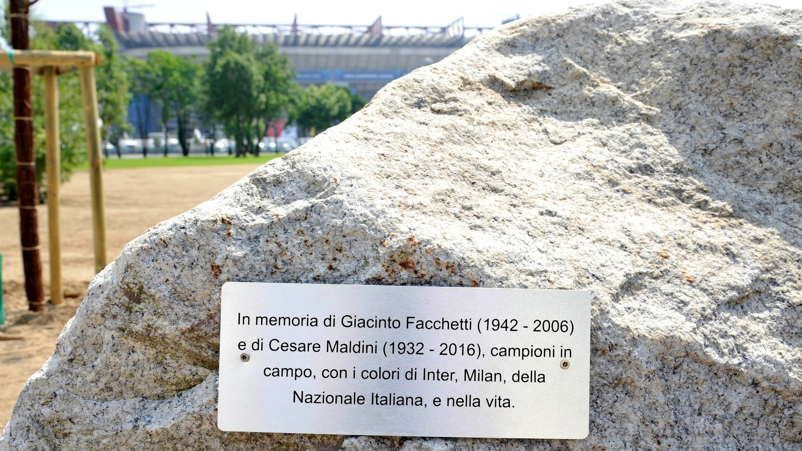 La targa in ricordo di Giacinto Facchetti e Cesare Maldini (foto Fb Comune di Milano)