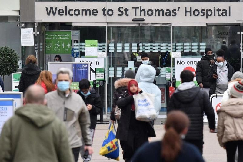 Persone fuori da un ospedale a Londra