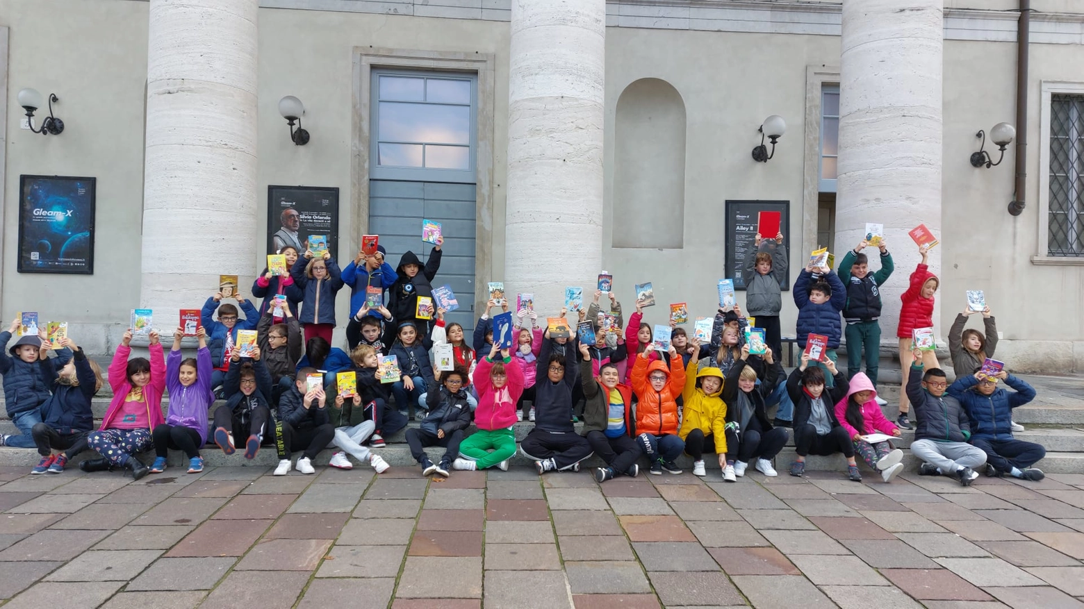 Como, flash mob degli studenti per #ioleggoperchè Como, flash mob degli studenti per #ioleggoperchè