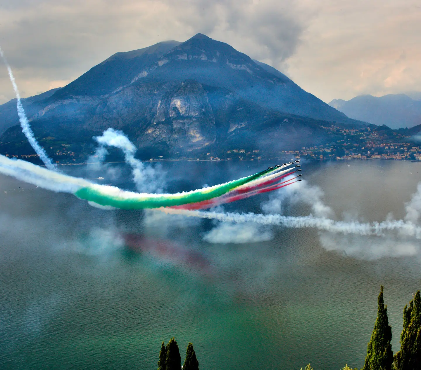 Frecce Tricolori a Varenna: lo show in cielo, il caos a terra / VIDEO