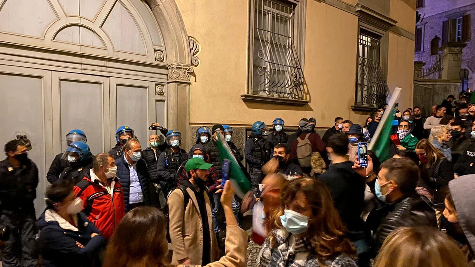 La protesta è arrivata fino davanti a casa del sindaco Giorgio Gori