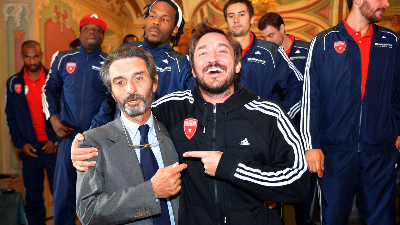Il sindaco di Varese Attilio Fontana insieme a coach Gianmarco Pozzecco (Newpress)