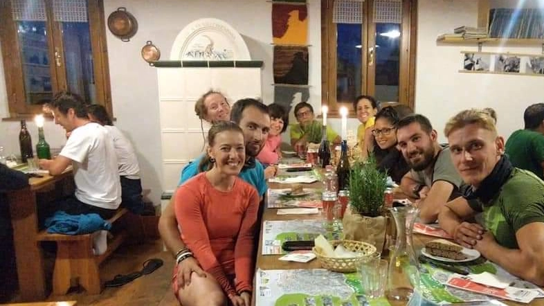 Tatiana Bertera, prima a sinistra, a tavola con gli amici runner al rifugio Benigni